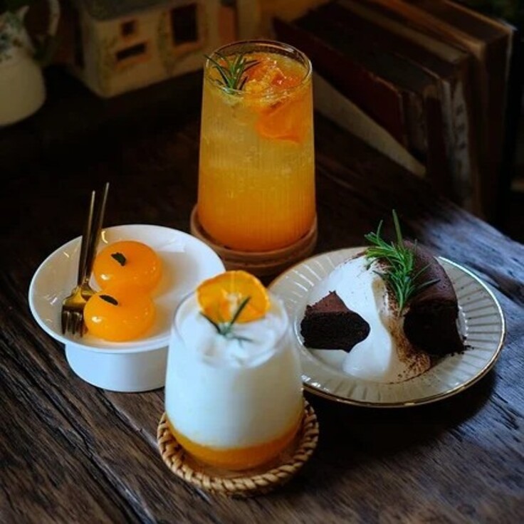 Set menu of three desserts and a fruit drink